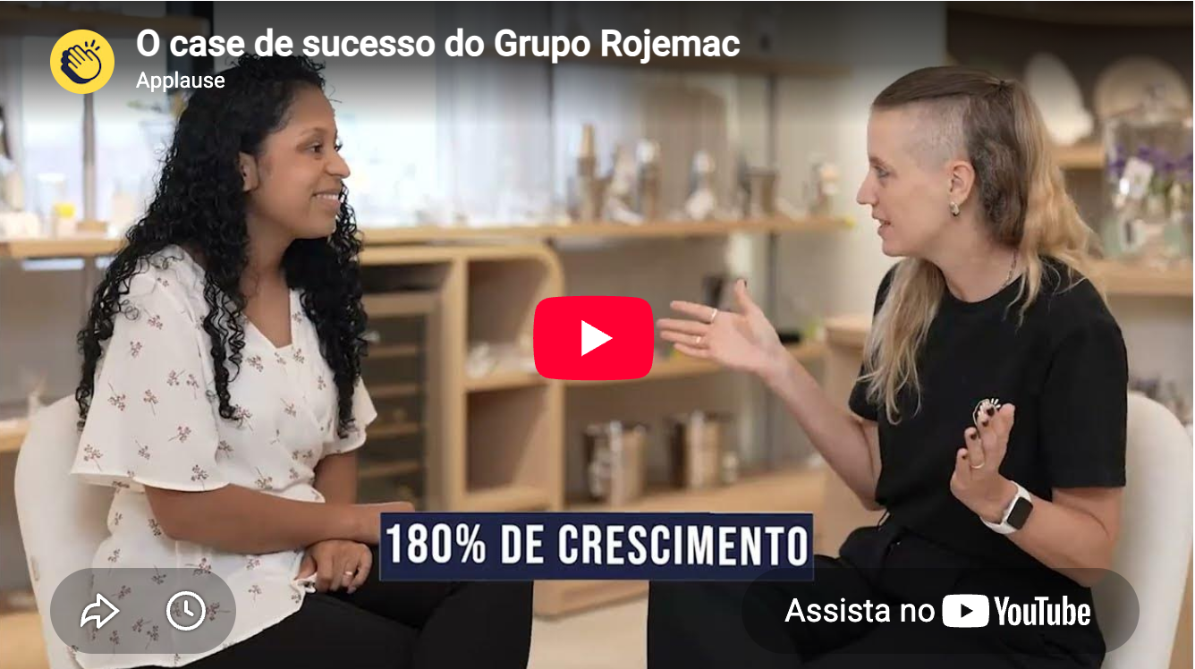 Equipe comercial reunida em armazém industrial comemorando resultado de vendas