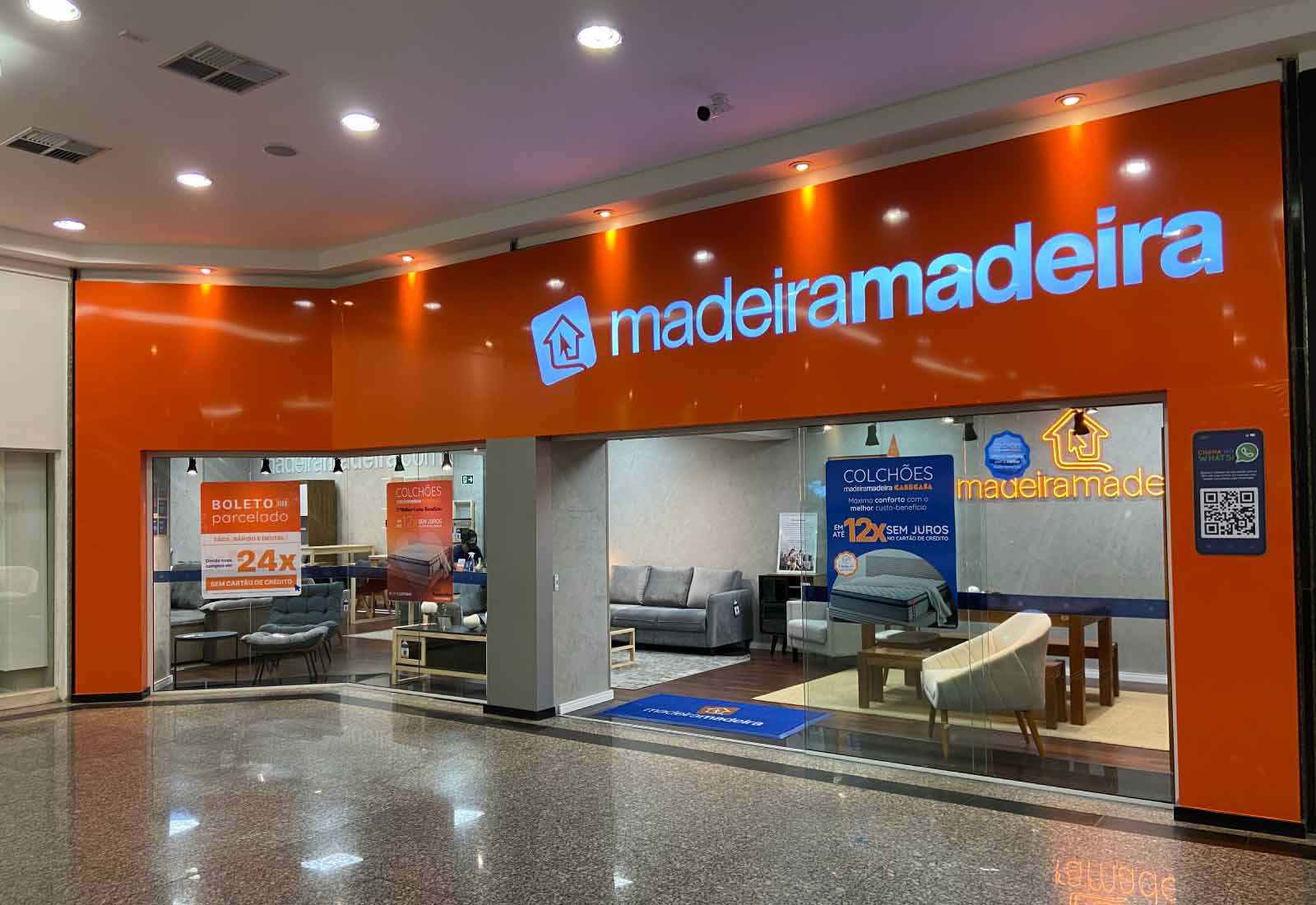 Equipe de vendas em loja de móveis comemorando meta batida