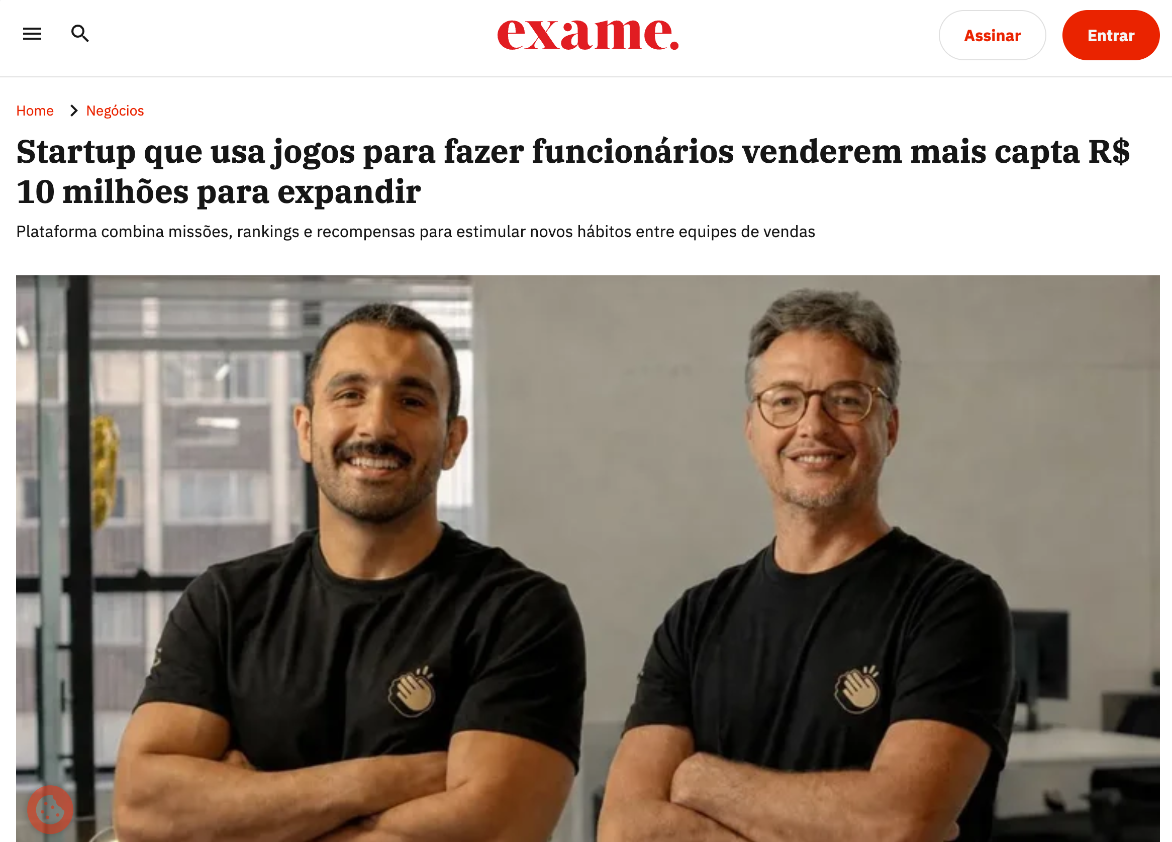 Equipe de vendas celebra recompensas digitais em painel gamificado