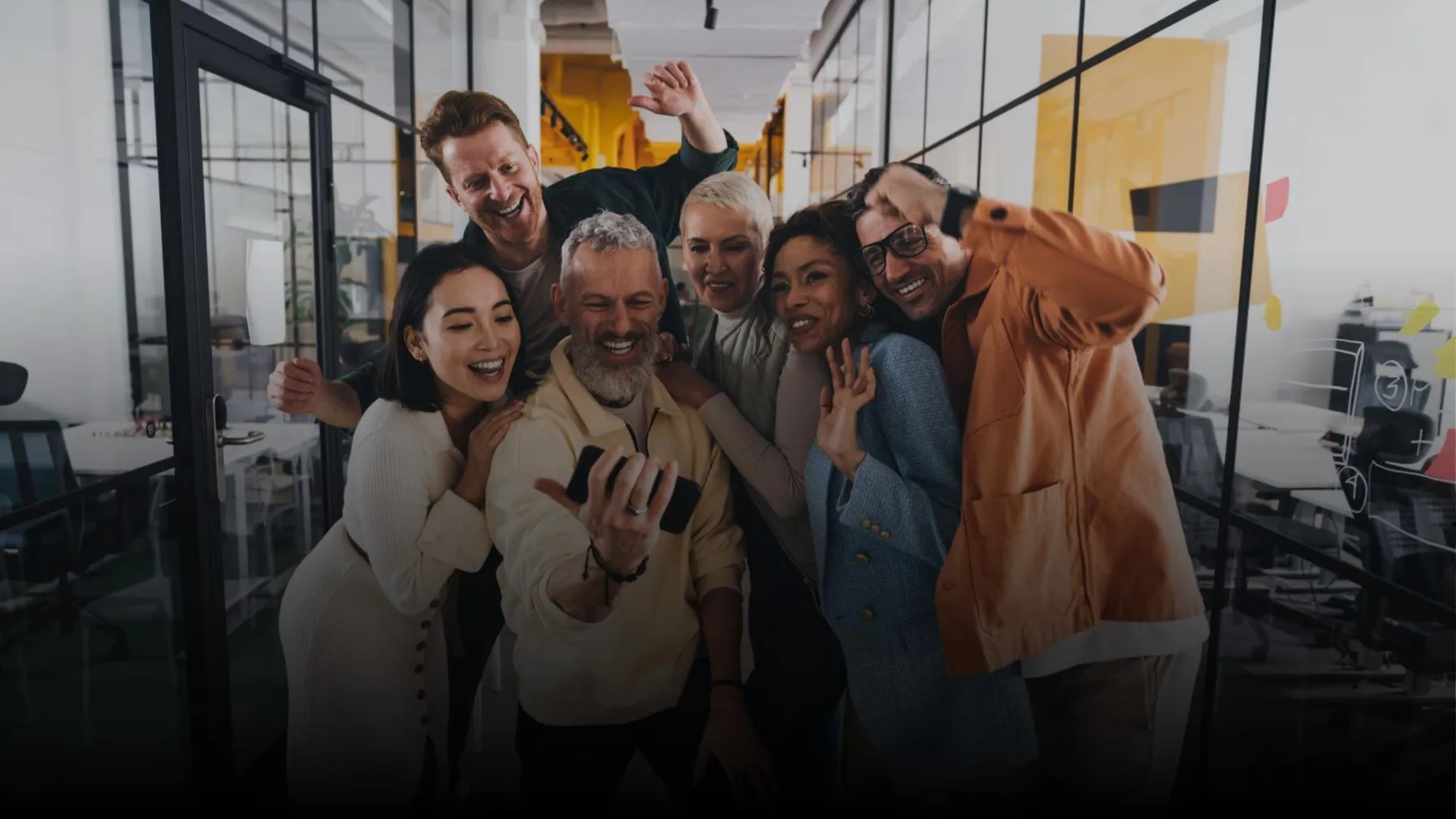 Equipe comercial analisando indicadores de desempenho e elementos de gamificação em um painel digital.