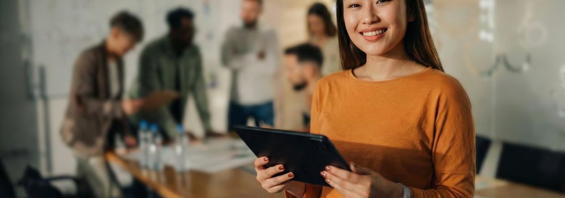 Mesa de reunião com três tablets exibindo comparativo de plataformas de engajamento de equipes