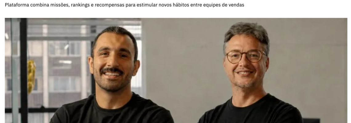 Equipe de vendas celebra recompensas digitais em painel gamificado