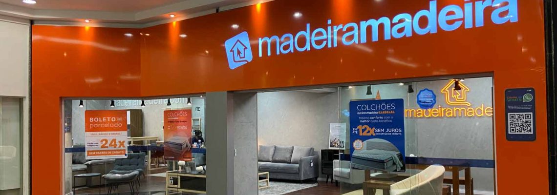 Equipe de vendas em loja de móveis comemorando meta batida