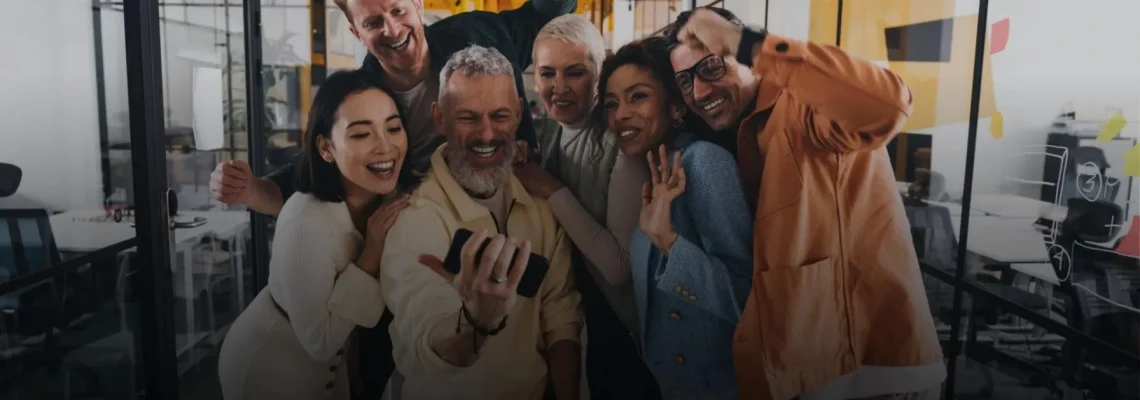 Equipe comercial analisando indicadores de desempenho e elementos de gamificação em um painel digital.